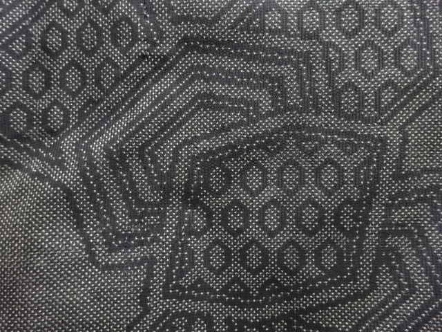 アンティーク　亀甲模様織り出し本場泥大島紬着物（5マルキ）